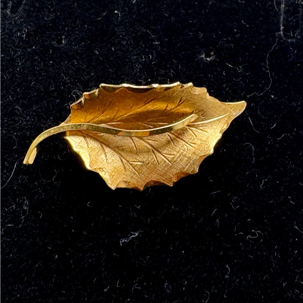 Vintage Signed Wells Gold Filled Leaf Pin 15$
